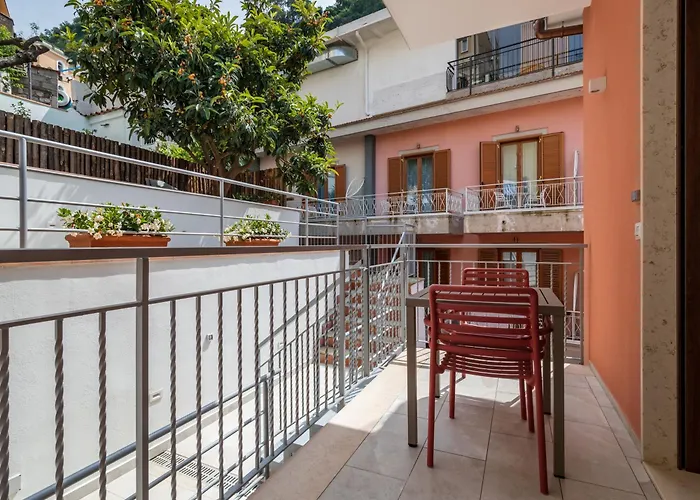 Futura Funky House - De Vivo Realty